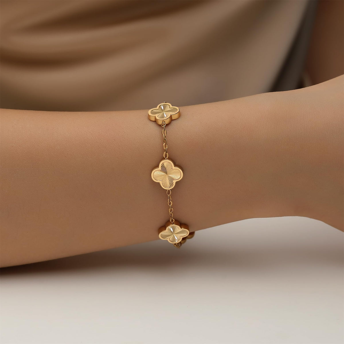 gold clover link bracelet for everyday style – image 16